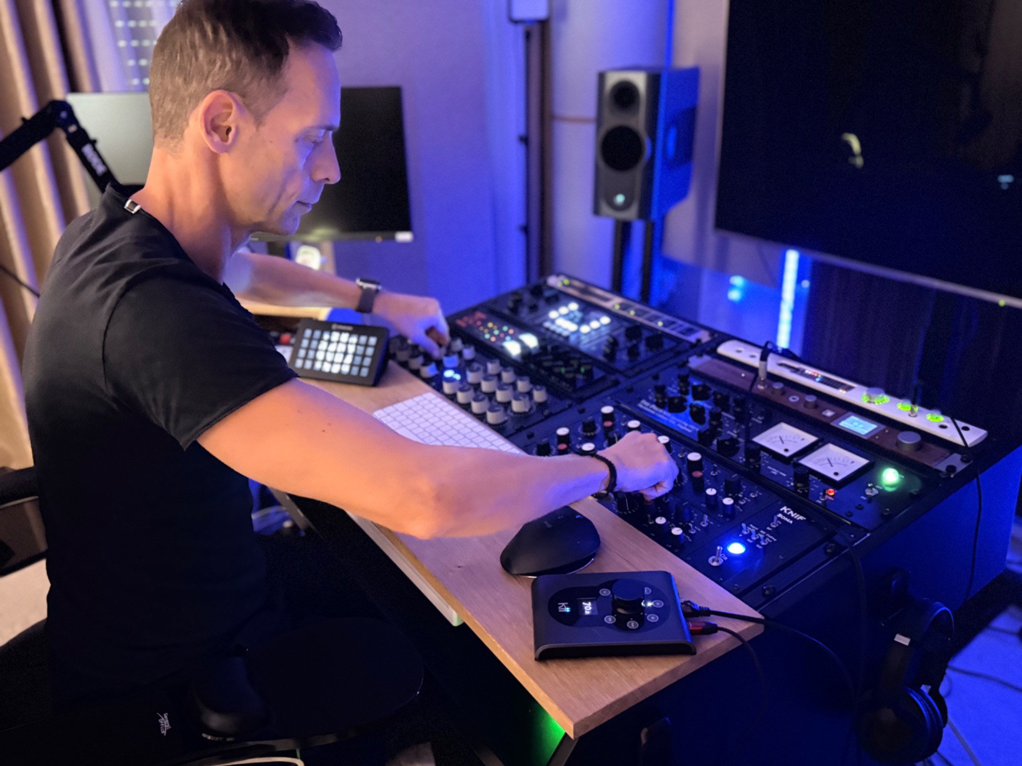 Stephan Chauvel bei der Arbeit an der analogen Mastering-Konsole