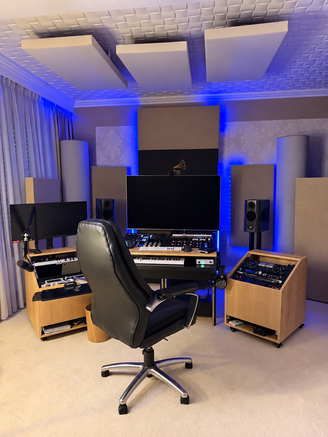 Gesamtansicht des Studios mit akustischen Deckenelementen und Wandabsorbern