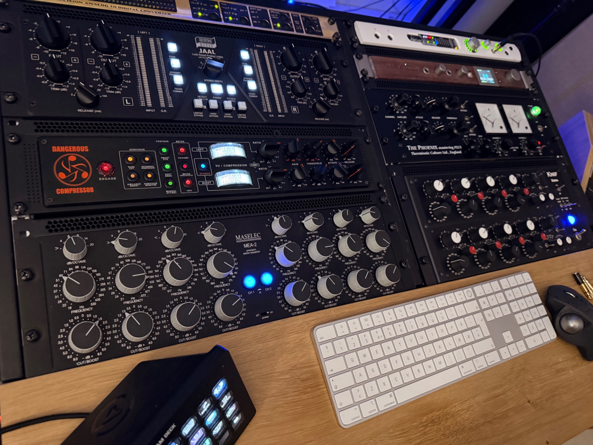 Equalizer, Kompressoren und Limiter im analogen Signalweg.