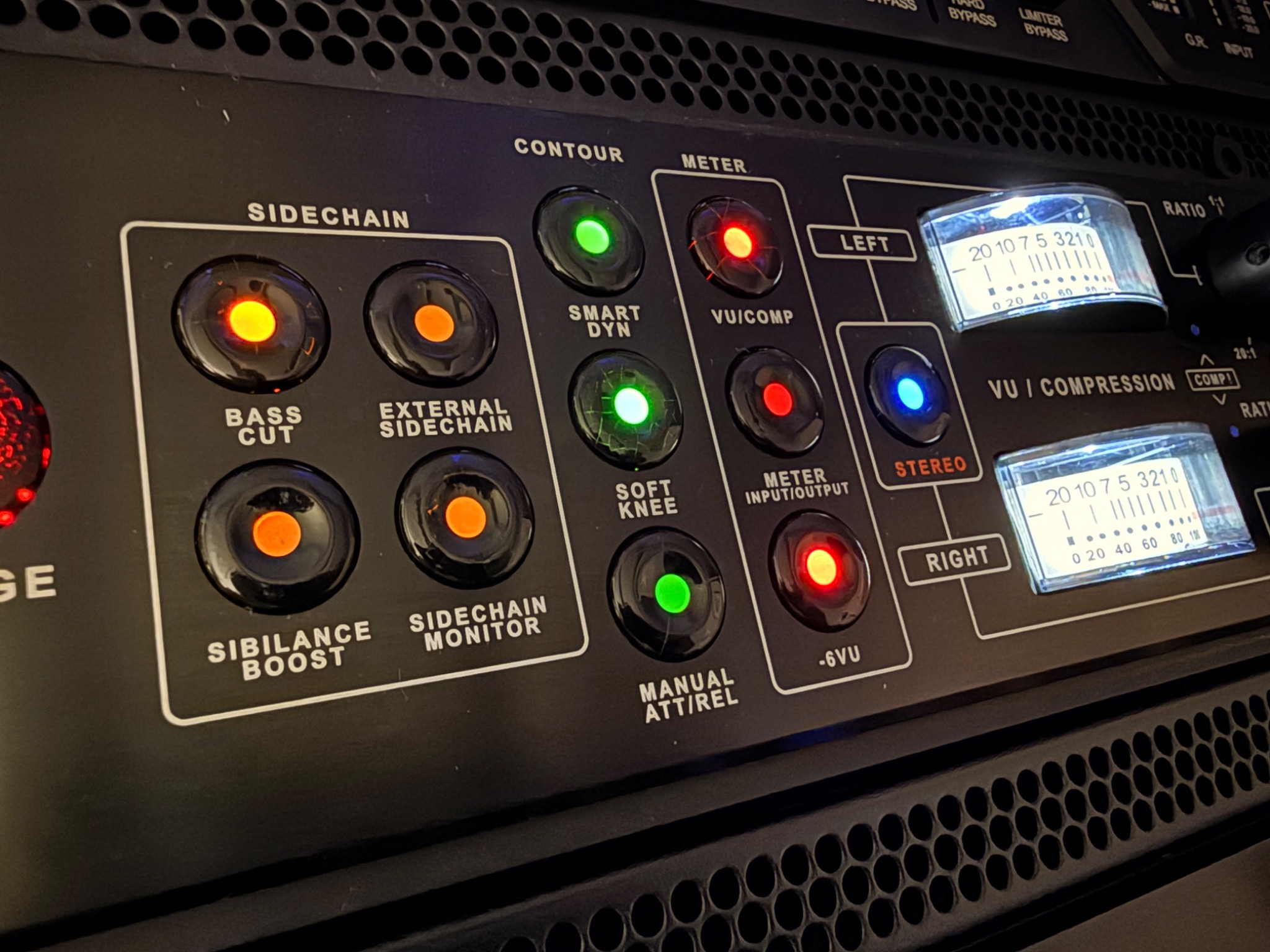 Der Dangerous Music Kompressor und seine Monitoring-Regler.
