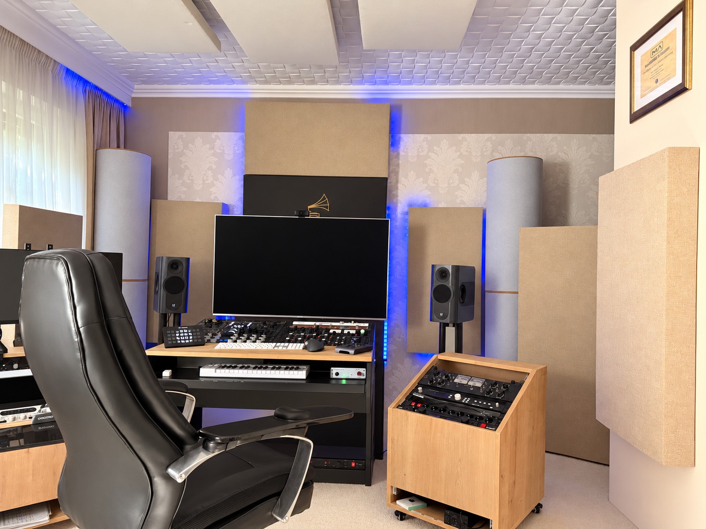 Blick vom Eingang auf den Mastering-Raum mit Deckenabsorbern, Wandabsorbern und Hörplatz
